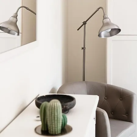 Lovely With Private Parking In Apartment